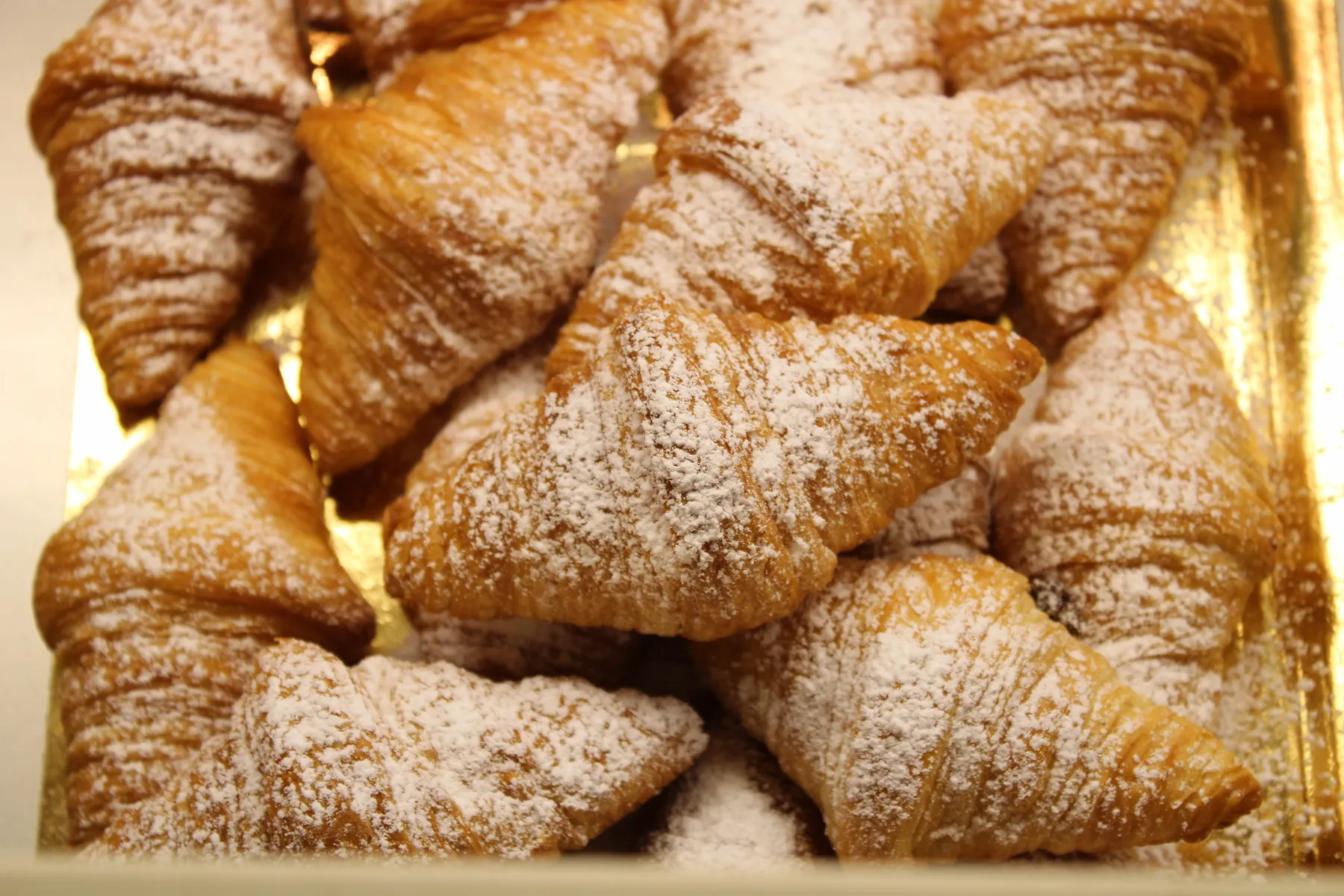 Bandeja de croissants dorados