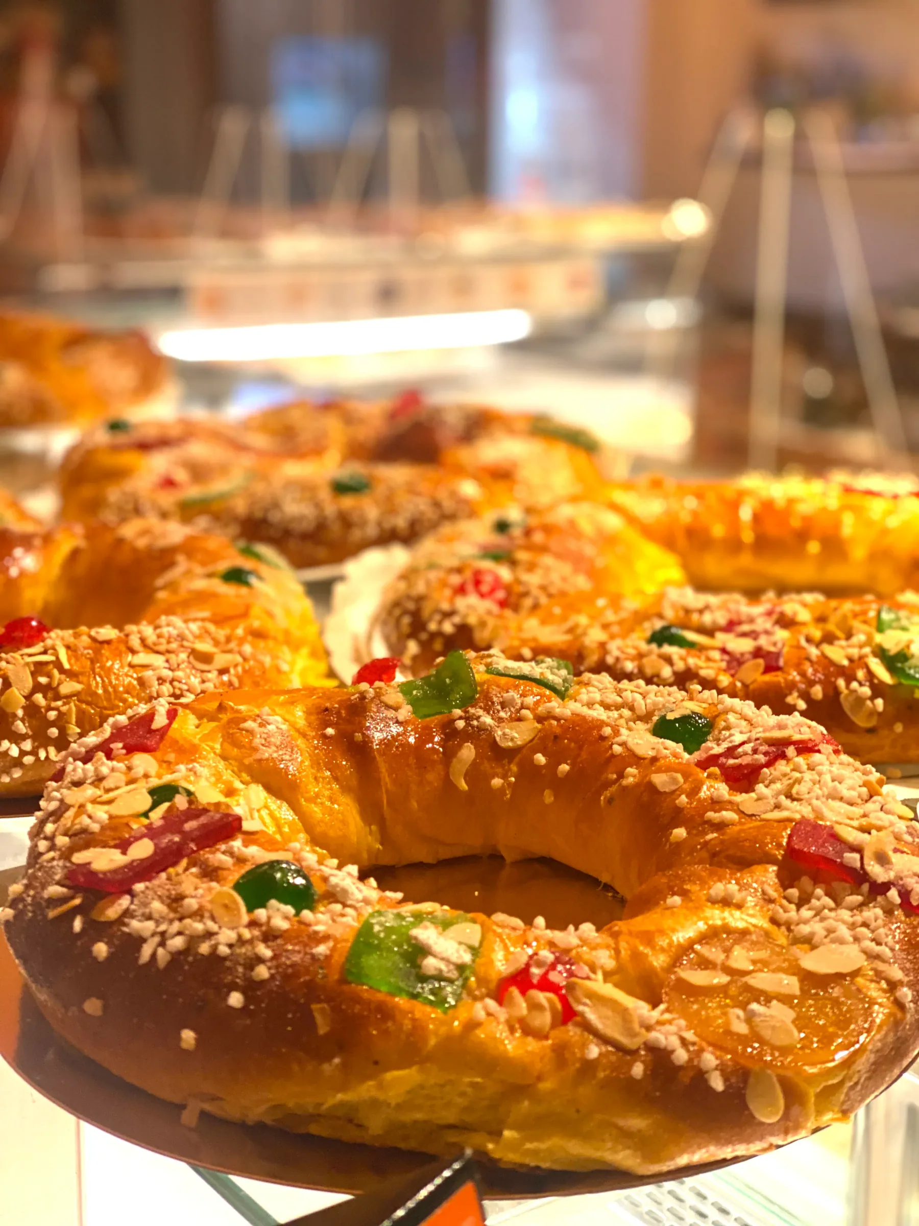 Roscón de Reyes decorado con fruta