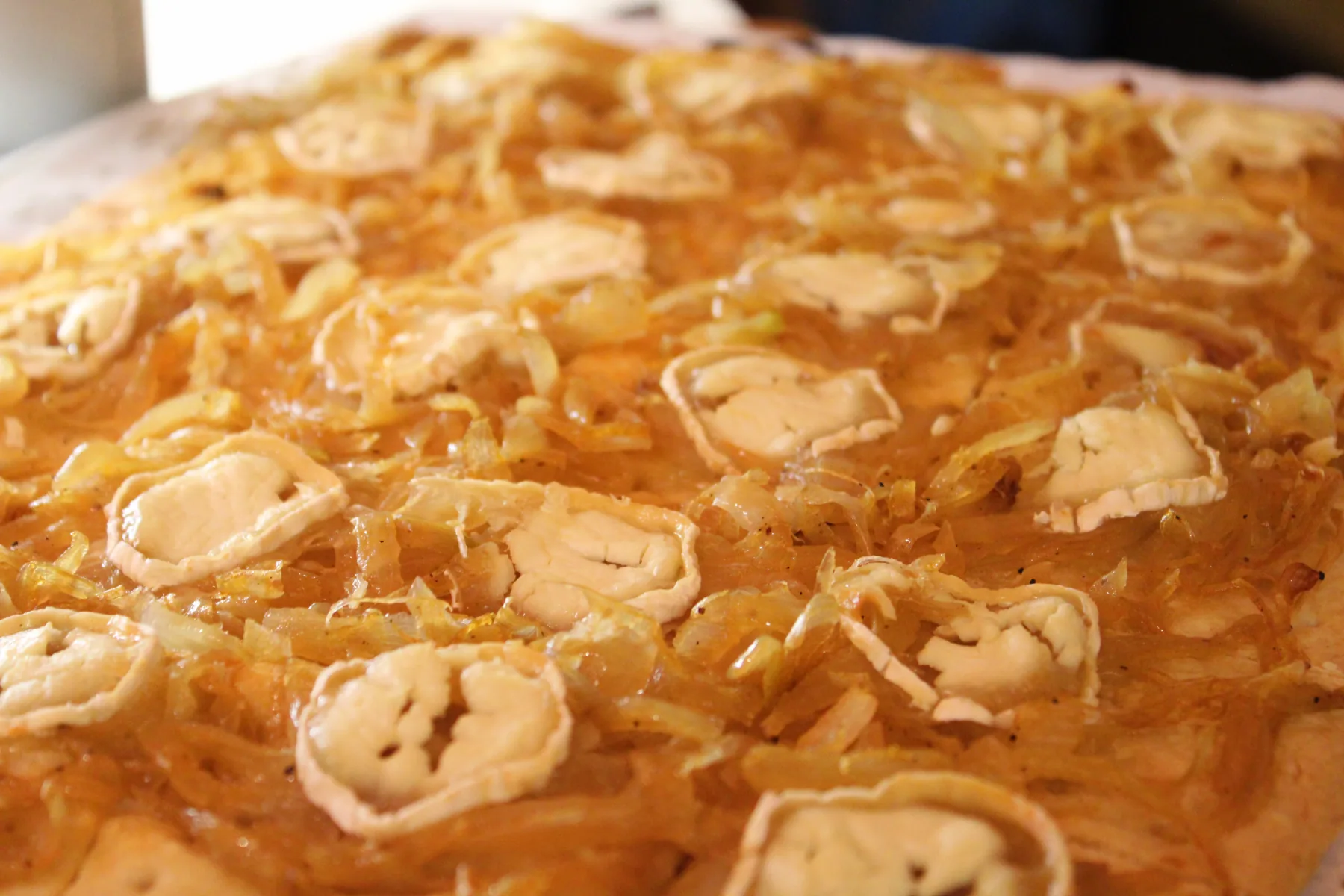 Coca de cebolla caramelizada con queso de cabra